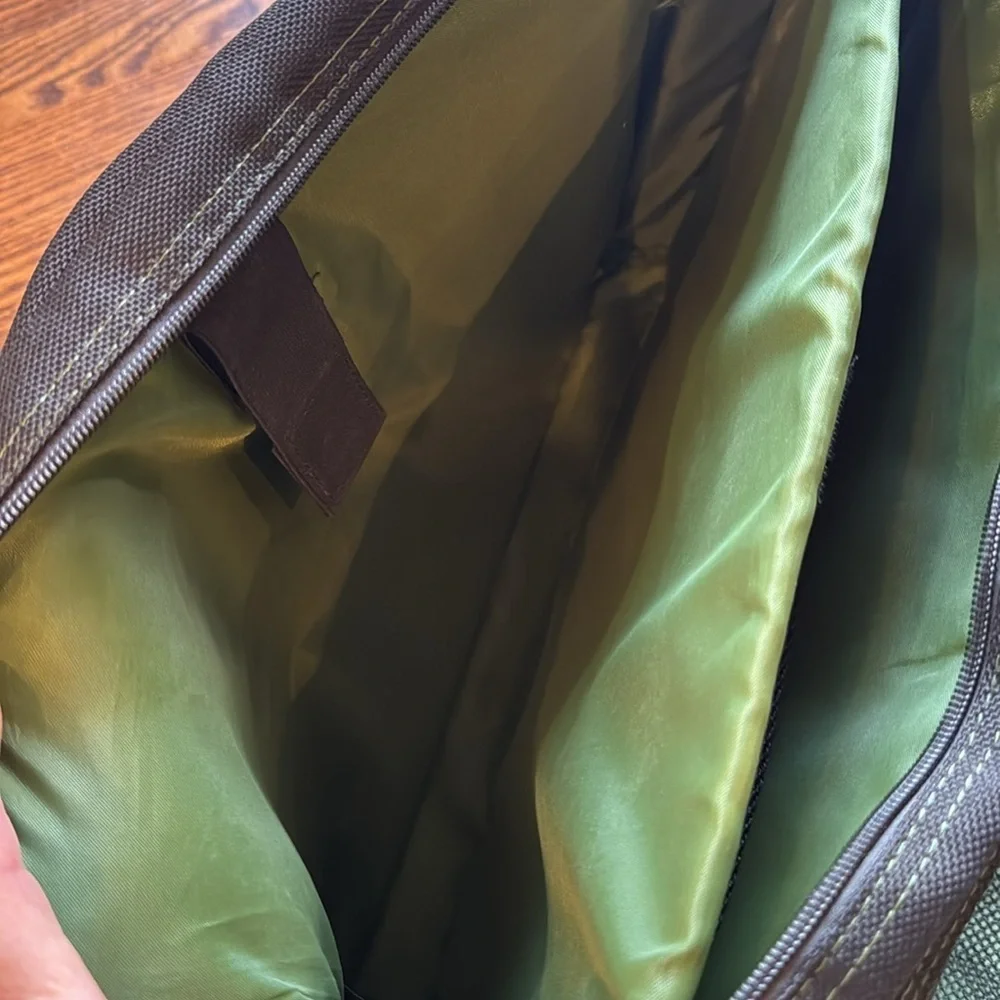 Targus black multi-zipper pockets padded laptop messenger bag.